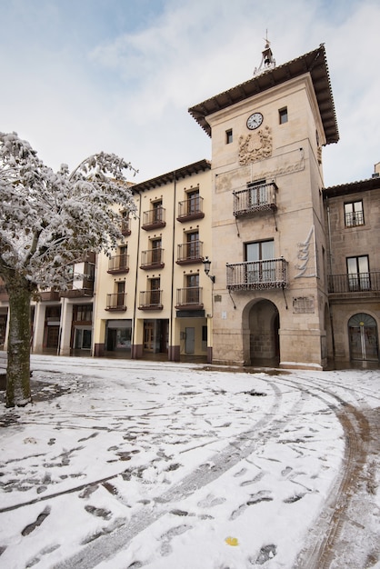 Scena di inverno di un paesaggio urbano nevicato di Briviesca nella provincia di Burgos, Castilla y Leon, Spagna