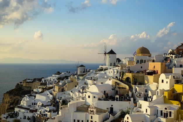 Scena di luce serale di Santorini townscape bianco e mulino a vento,