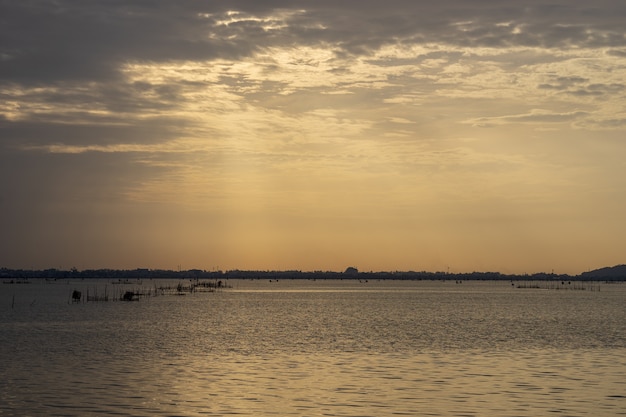 Scena di mattina del lago Songkhla, Tailandia del sud con le gabbie di pesce nel mezzo.