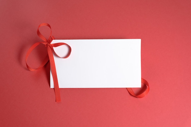 Scena di mockup di San Valentino o matrimonio con carta bianca, coriandoli di cuori di carta, spazio vuoto per il testo, vista dall'alto.