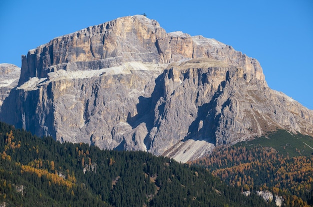 Scena di montagna rocciosa delle Dolomiti autunnali Mazzin Trentino Italia