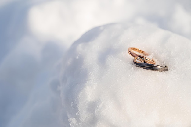 Scena di neve e fede nuziale