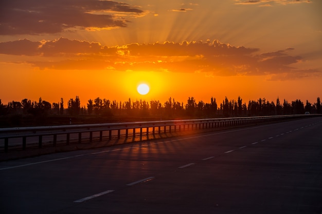 Scena di paesaggio pittoresco e alba sopra la strada