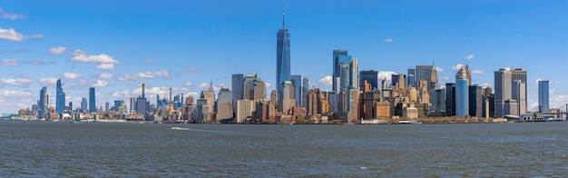 Scena di panorama del lato del fiume di paesaggio urbano di New York la cui posizione è Manhattan, architettura e costruzione più bassi