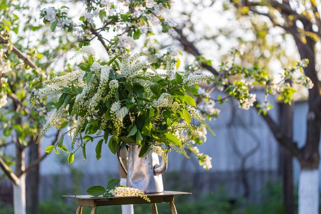 Scena di primavera nel giardino verde