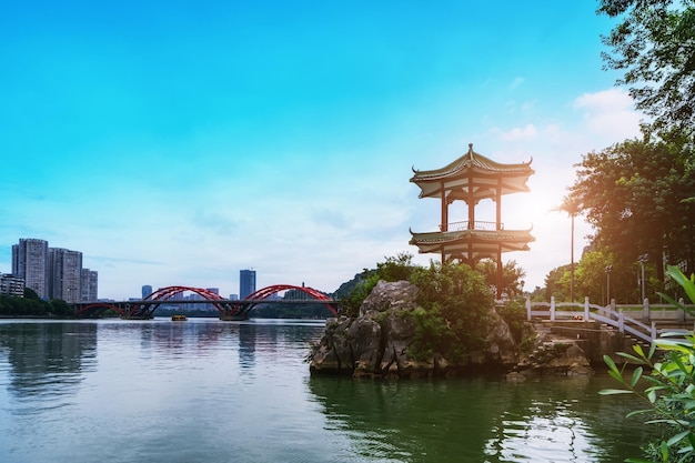 Scena di strada lungo il fiume a Liuzhou in Cina