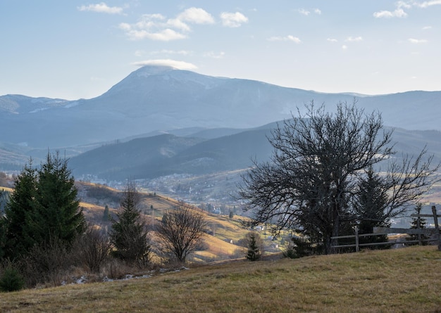 Scena di tardo autunno montagna pre tramonto con cime innevate in lontano pittoresco viaggio natura stagionale e scena di concetto di bellezza di campagna Carpazi Ucraina