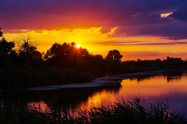 Foto scena di tramonto sul lago al tramonto paesaggi natura autunnale