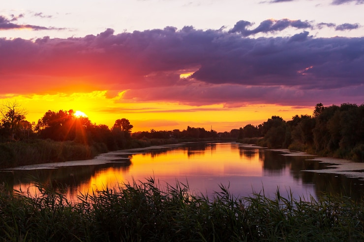 Foto scena di tramonto sul lago al tramonto paesaggi natura autunnale
