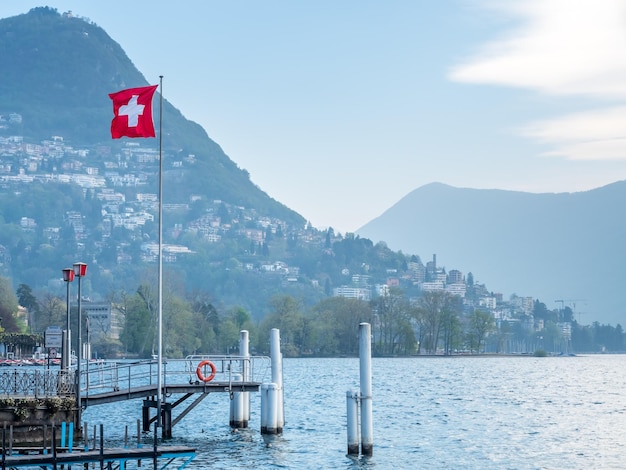 Scena di vista naturale intorno al lago di Lugano e al cielo blu nuvoloso in Svizzera