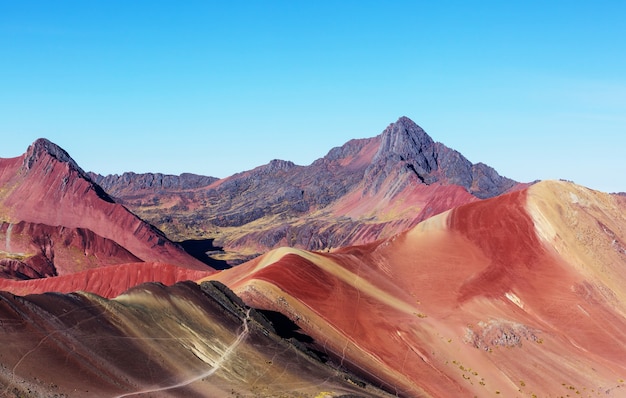 Scena escursionistica a Vinicunca, regione di Cusco, Perù. Montana de Siete Colores, Montagna Arcobaleno.