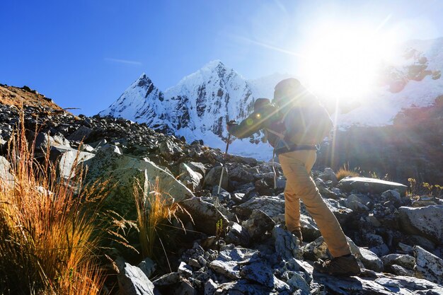 Scena escursionistica nelle montagne della Cordigliera, Perù