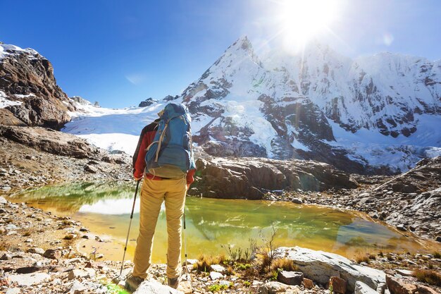 Scena escursionistica nelle montagne della Cordigliera, Perù