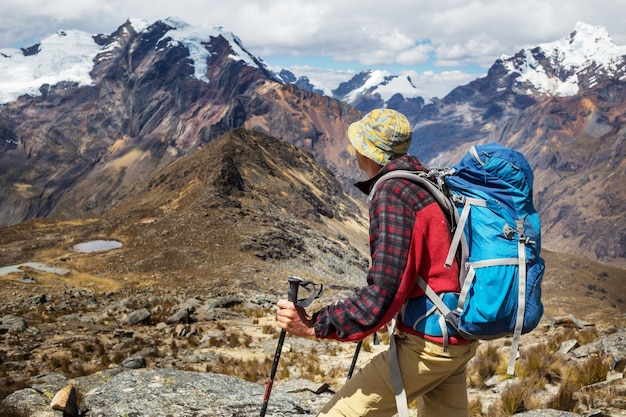 Scena escursionistica nelle montagne della Cordigliera, Perù