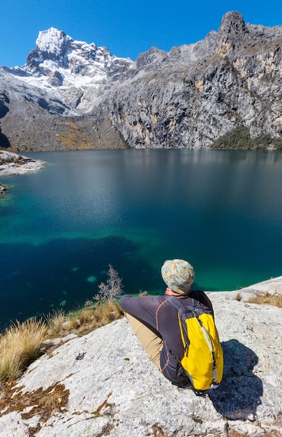 Scena escursionistica nelle montagne della Cordigliera, Perù