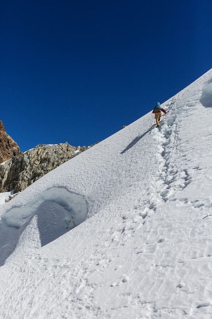 Scena escursionistica nelle montagne della Cordigliera, Perù