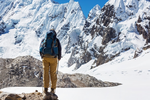 Scena escursionistica nelle montagne della Cordigliera, Perù