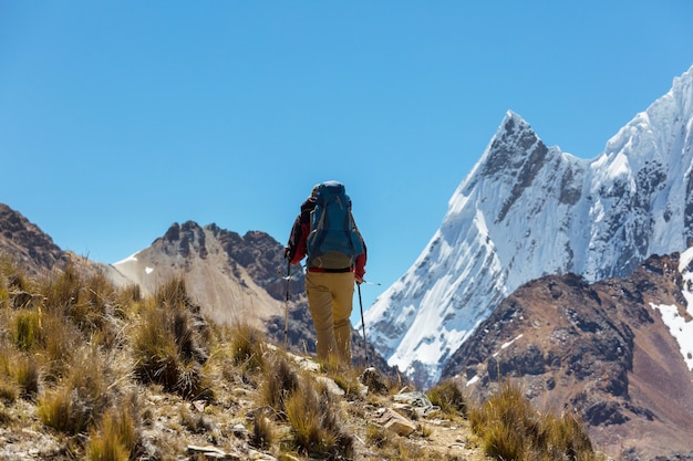 Scena escursionistica nelle montagne della Cordigliera, Perù