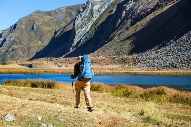 Scena escursionistica nelle montagne della Cordigliera, Perù