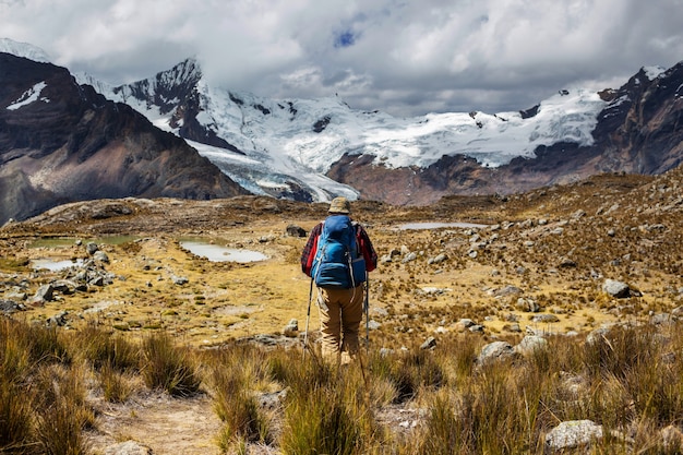 Scena escursionistica nelle montagne della Cordigliera, Perù