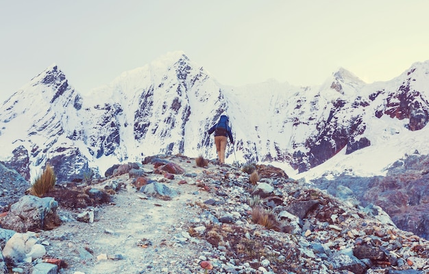 Scena escursionistica nelle montagne della Cordigliera, Perù