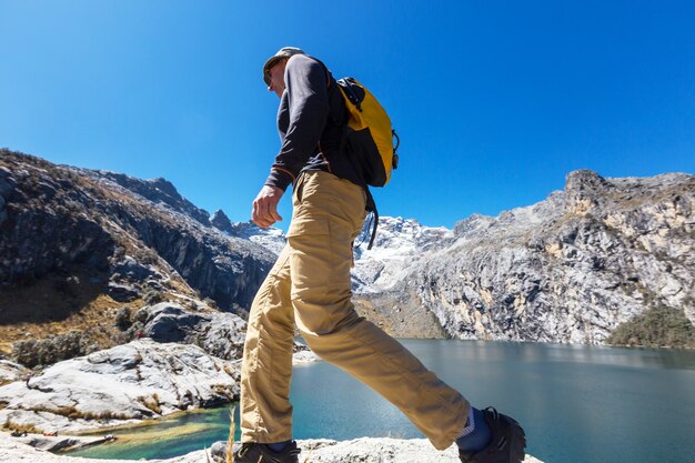 Scena escursionistica nelle montagne della Cordigliera, Perù