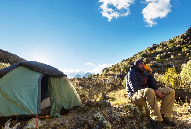 Scena escursionistica nelle montagne della Cordigliera, Perù