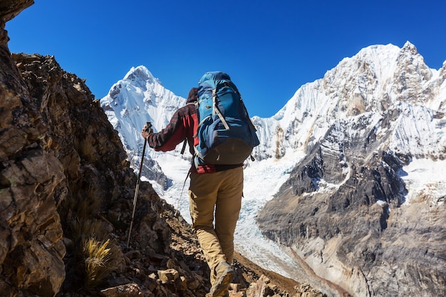 Scena escursionistica nelle montagne della Cordigliera, Perù