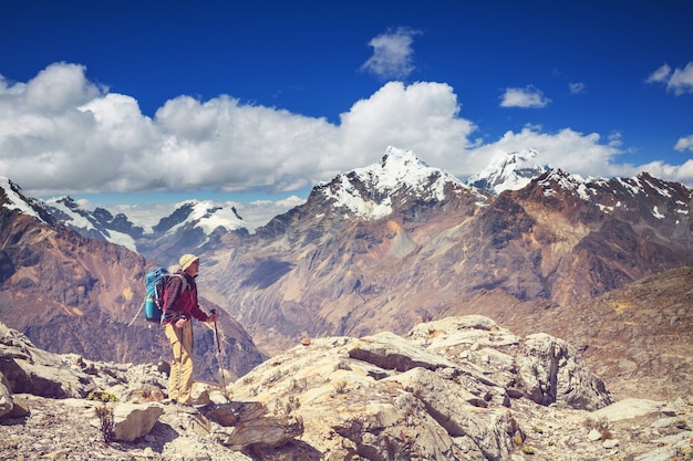 Scena escursionistica nelle montagne della Cordigliera, Perù