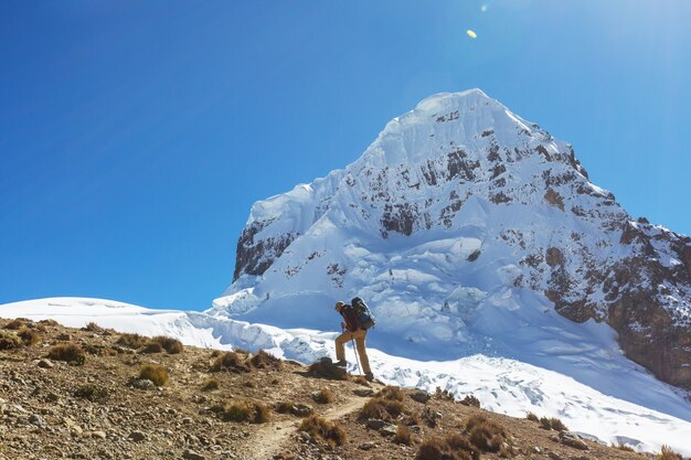 Scena escursionistica nelle montagne della Cordigliera, Perù