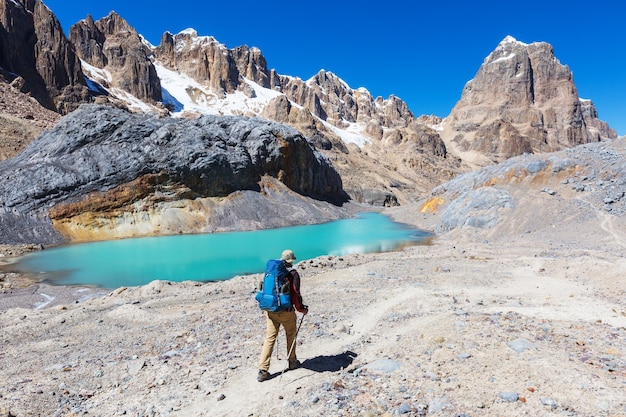 Scena escursionistica nelle montagne della Cordigliera, Perù