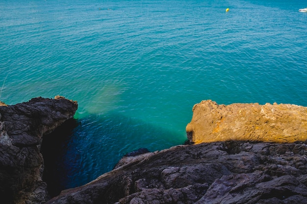 scena estiva mediterranea, città di peniscola situata in spagna