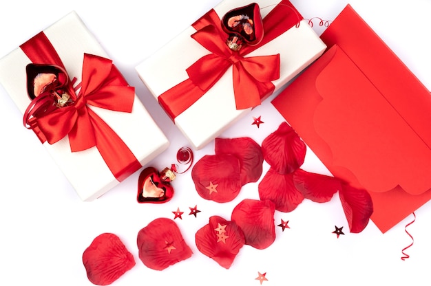 Scena festiva in stile San Valentino con cuori di scatole regalo e buste festive su priorità bassa bianca