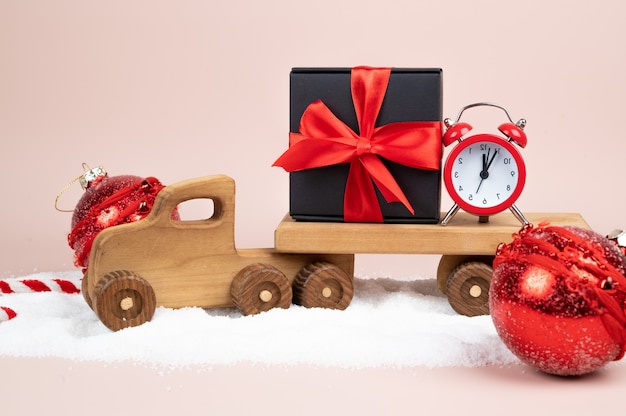 Scena invernale con camion di Natale in legno e confezione regalo. Foto di alta qualità