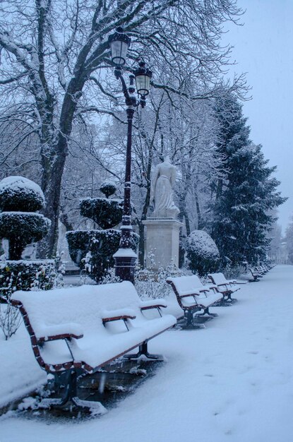 Scena invernale di un paesaggio urbano innevato città di Burgos