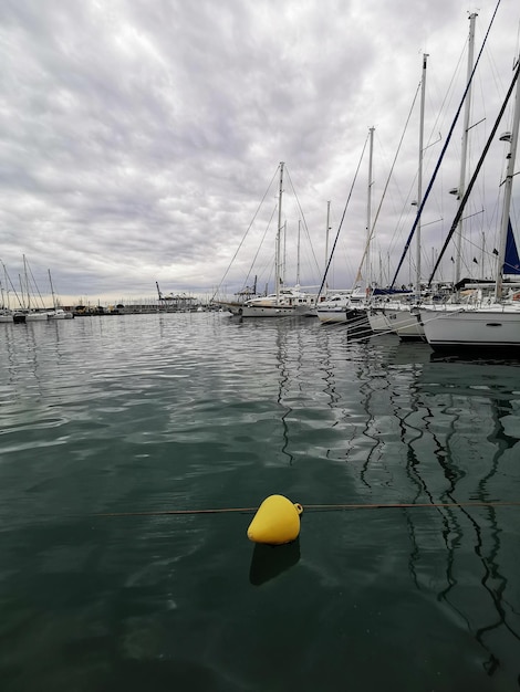 Scena marittima Velieri nel porto Riflessi di luci e ombre