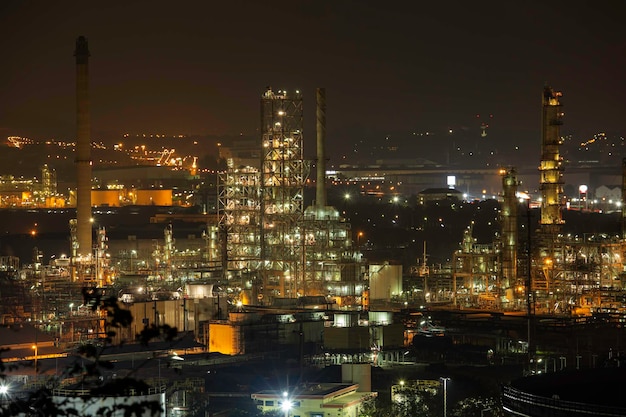 Scena mattutina dell'impianto di raffineria di petrolio e della centrale elettrica di Petrochimica al mattino sulla cima della collina