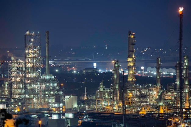 Scena mattutina dell'impianto di raffineria di petrolio e della centrale elettrica di Petrochimica al mattino sulla cima della collina