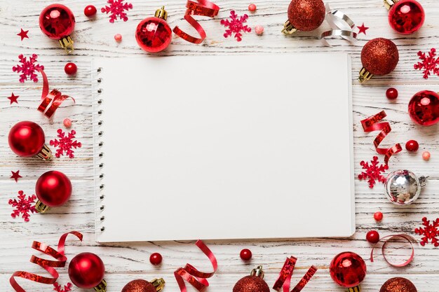 Scena mockup del biglietto d'auguri vuoto di Natale Layout creativo fatto di rami di albero di Natale e nota di carta di carta Disposizione piatta Natura concetto di Capodanno