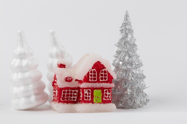 Scena natalizia villaggio dacia in miniatura Natale casette rosse cervi e nevoso