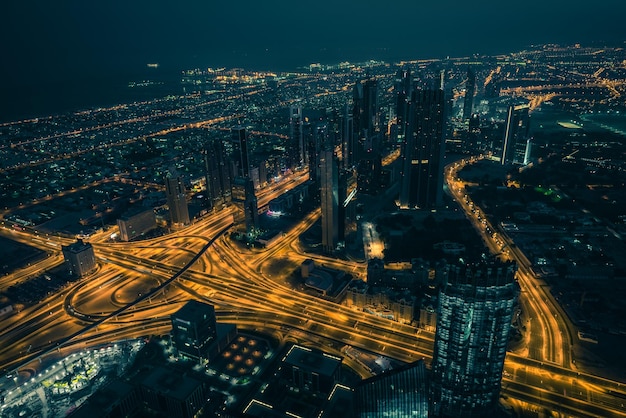 Scena notturna del centro di Dubai con luci della città Vista dall'alto dall'alto