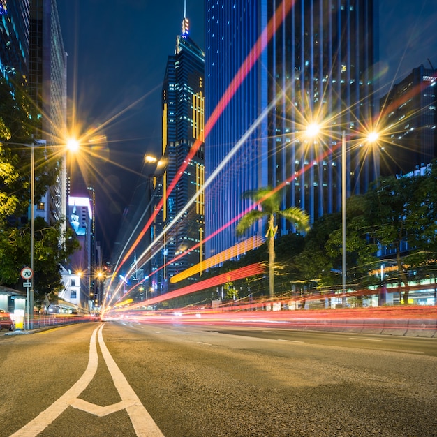 Scena notturna della città e pista dell&#39;automobile