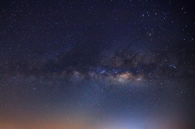 Scena notturna della Via Lattea Fotografia a lunga esposizione con grana