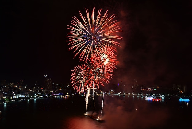 Scena notturna di fuochi d'artificio multicolori a Pattaya International Fireworks Festival ChonburiThailand