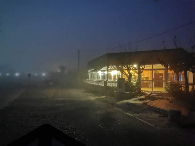 Scena notturna di una casa cupa circondata dalla nebbia