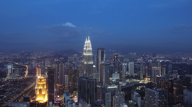 Scena notturna panoramica di Kuala Lumpur Malaysia Asia L'immagine è ideale per l'immagine di sfondo dai toni