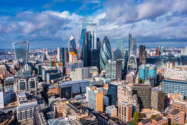 Scena panoramica aerea del distretto finanziario della città di Londra con molti grattacieli iconici vicino al fiume Tamigi.