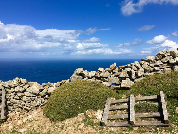 Scena panoramica del mare calmo contro un cielo nuvoloso