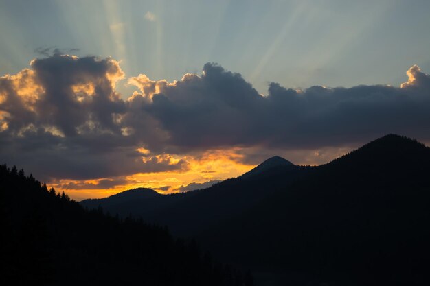 Scena panoramica di silhouette di montagne contro il cielo durante il tramonto