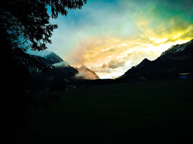 Scena panoramica di silhouette di montagne contro il cielo durante il tramonto